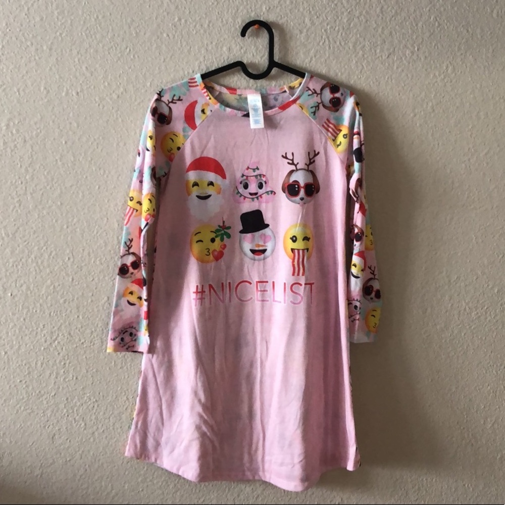Christmas kids emoji pajamas
Size 10/12(L)